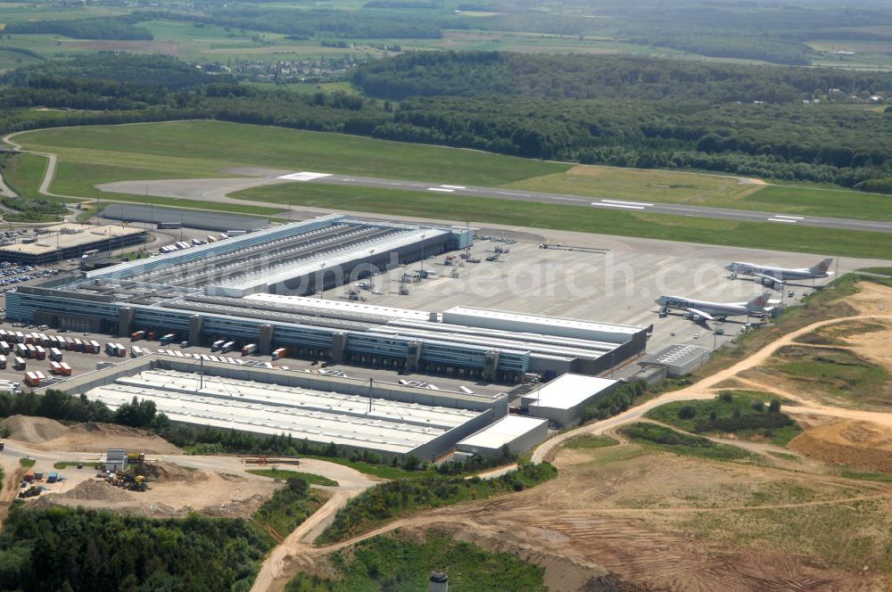 Luxemburg from above - Blick auf die neuen Terminals der Cargolux Airlines International S.A. (kurz: Cargolux) am Flughafen Luxemburg. Cargolux wurde 1970 als Frachtfluggesellschaft in Luxemburg gegründet. Seit den Anfangstagen, als mit einer Canadair CL-44 weltweite Frachtcharter geflogen wurden, hat sich Cargolux zur siebtgrössten Frachtfluggesellschaft der Welt und zur größten Nurfrachtfluggesellschaft Europas entwickelt. Mit einer Flotte von 15 B747-400 Frachtern erreicht die Gesellschaft im Jahr einen Umsatz von rund 1,5 Millarden US Dollar. Cargolux war der weltweit erste Betreiber der Boeing B 747 - 400F