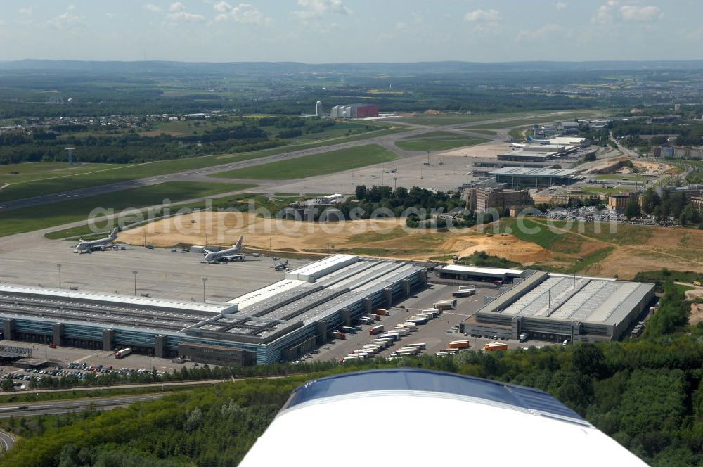 Aerial photograph Luxemburg - Blick auf die neuen Terminals der Cargolux Airlines International S.A. (kurz: Cargolux) am Flughafen Luxemburg. Cargolux wurde 1970 als Frachtfluggesellschaft in Luxemburg gegründet. Seit den Anfangstagen, als mit einer Canadair CL-44 weltweite Frachtcharter geflogen wurden, hat sich Cargolux zur siebtgrössten Frachtfluggesellschaft der Welt und zur größten Nurfrachtfluggesellschaft Europas entwickelt. Mit einer Flotte von 15 B747-400 Frachtern erreicht die Gesellschaft im Jahr einen Umsatz von rund 1,5 Millarden US Dollar. Cargolux war der weltweit erste Betreiber der Boeing B 747 - 400F