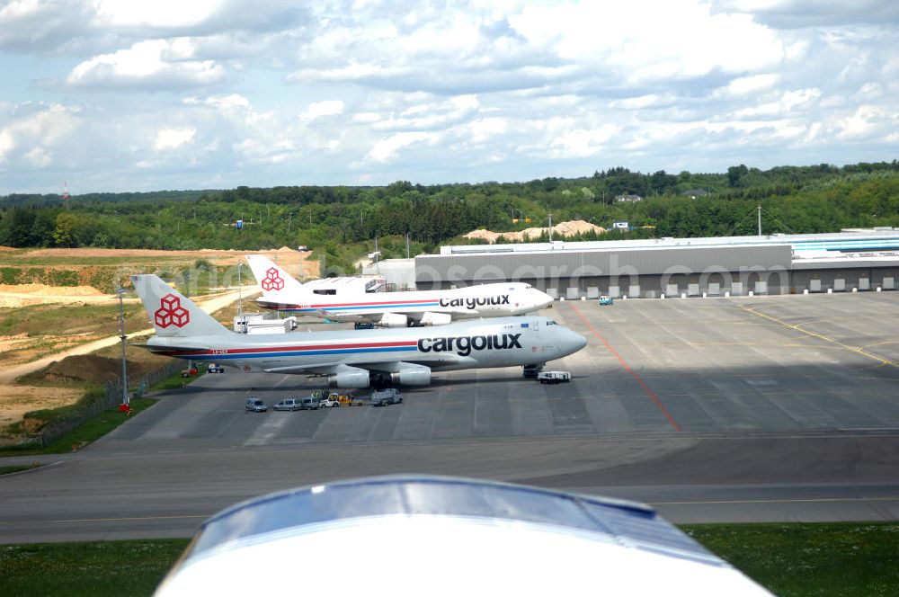 Aerial image Luxemburg - Blick auf die neuen Terminals der Cargolux Airlines International S.A. (kurz: Cargolux) am Flughafen Luxemburg. Cargolux wurde 1970 als Frachtfluggesellschaft in Luxemburg gegründet. Seit den Anfangstagen, als mit einer Canadair CL-44 weltweite Frachtcharter geflogen wurden, hat sich Cargolux zur siebtgrössten Frachtfluggesellschaft der Welt und zur größten Nurfrachtfluggesellschaft Europas entwickelt. Mit einer Flotte von 15 B747-400 Frachtern erreicht die Gesellschaft im Jahr einen Umsatz von rund 1,5 Millarden US Dollar. Cargolux war der weltweit erste Betreiber der Boeing B 747 - 400F