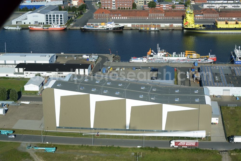 Aerial photograph Bremerhaven - Test facilities of Frauenhofer-Institut for Wind energy and Energy System Technology in Bremerhaven in the state of Bremen. The hall is located on Fischereihafen harbour