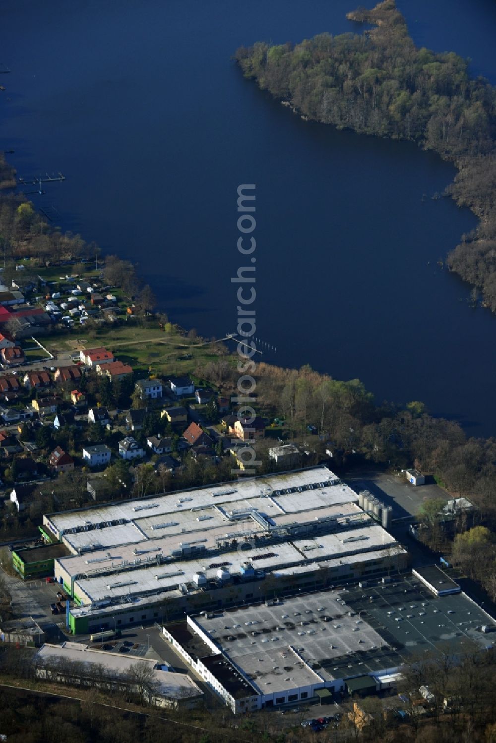 Berlin OT Heiligensee from the bird's eye view: View of the Tetra Pak Produktions GmbH & Co. KG and the Underberg GmbH in the district of Heiligensee in Berlin