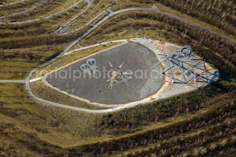 Aerial photograph Bottrop - Blick auf das Haldenereignis Emscherblick, kurz Tetraeder, in Bottrop-Batenbrock. Die Stahl-Konstruktion mit einer Seitenlänge von 60 m befindet sich auf der Kuppe der ca. 120 m hohen Halde. Der Aussichtsturm wurde als Landmarke der IBA Emscher Park vom Architekten Wolfgang Christ entworfen. Die abgebildeten sogenannten Aliens sind Steinarragements eines Bottroper Bürgers und wurden 2009 entfernt, um die Landmarke unverfälscht zu lassen. View of the Heap Event Emscherblick, briefly tetrahedron, in Bottrop-Batenbrock. The steel construction with a side length of 60 m is on the crest of the approximately 120 m high slope. The tower was designed as a landmark of the IBA Emscherpark by architect Wolfgang Christian. The illustrated so-called Aliens are a stone arragement of a Bottrop citizen and were removed in 2009, to allow the landmark unadulterated.