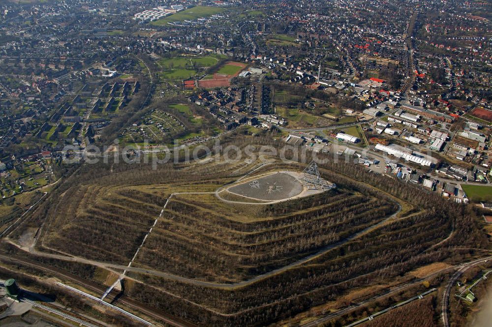 Bottrop from above - Blick auf das Haldenereignis Emscherblick, kurz Tetraeder, in Bottrop-Batenbrock. Die Stahl-Konstruktion mit einer Seitenlänge von 60 m befindet sich auf der Kuppe der ca. 120 m hohen Halde. Der Aussichtsturm wurde als Landmarke der IBA Emscher Park vom Architekten Wolfgang Christ entworfen. Die abgebildeten sogenannten Aliens sind Steinarragements eines Bottroper Bürgers und wurden 2009 entfernt, um die Landmarke unverfälscht zu lassen. View of the Heap Event Emscherblick, briefly tetrahedron, in Bottrop-Batenbrock. The steel construction with a side length of 60 m is on the crest of the approximately 120 m high slope. The tower was designed as a landmark of the IBA Emscherpark by architect Wolfgang Christian. The illustrated so-called Aliens are a stone arragement of a Bottrop citizen and were removed in 2009, to allow the landmark unadulterated.