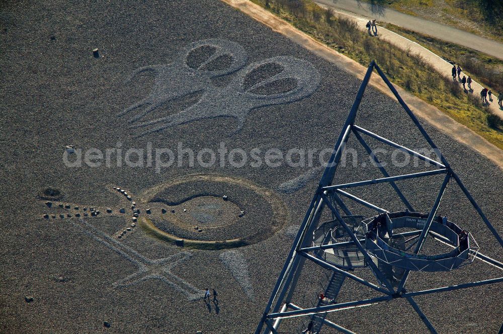 Bottrop from the bird's eye view: Blick auf das Haldenereignis Emscherblick, kurz Tetraeder, in Bottrop-Batenbrock. Die Stahl-Konstruktion mit einer Seitenlänge von 60 m befindet sich auf der Kuppe der ca. 120 m hohen Halde. Der Aussichtsturm wurde als Landmarke der IBA Emscher Park vom Architekten Wolfgang Christ entworfen. Die abgebildeten sogenannten Aliens sind Steinarragements eines Bottroper Bürgers und wurden 2009 entfernt, um die Landmarke unverfälscht zu lassen. View of the Heap Event Emscherblick, briefly tetrahedron, in Bottrop-Batenbrock. The steel construction with a side length of 60 m is on the crest of the approximately 120 m high slope. The tower was designed as a landmark of the IBA Emscherpark by architect Wolfgang Christian. The illustrated so-called Aliens are a stone arragement of a Bottrop citizen and were removed in 2009, to allow the landmark unadulterated.