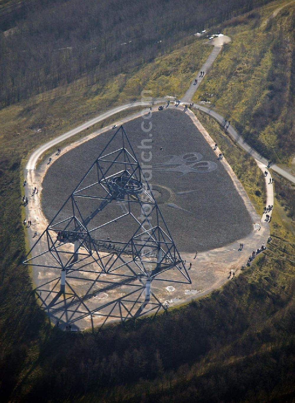 Aerial image Bottrop - Blick auf das Haldenereignis Emscherblick, kurz Tetraeder, in Bottrop-Batenbrock. Die Stahl-Konstruktion mit einer Seitenlänge von 60 m befindet sich auf der Kuppe der ca. 120 m hohen Halde. Der Aussichtsturm wurde als Landmarke der IBA Emscher Park vom Architekten Wolfgang Christ entworfen. Die abgebildeten sogenannten Aliens sind Steinarragements eines Bottroper Bürgers und wurden 2009 entfernt, um die Landmarke unverfälscht zu lassen. View of the Heap Event Emscherblick, briefly tetrahedron, in Bottrop-Batenbrock. The steel construction with a side length of 60 m is on the crest of the approximately 120 m high slope. The tower was designed as a landmark of the IBA Emscherpark by architect Wolfgang Christian. The illustrated so-called Aliens are a stone arragement of a Bottrop citizen and were removed in 2009, to allow the landmark unadulterated.