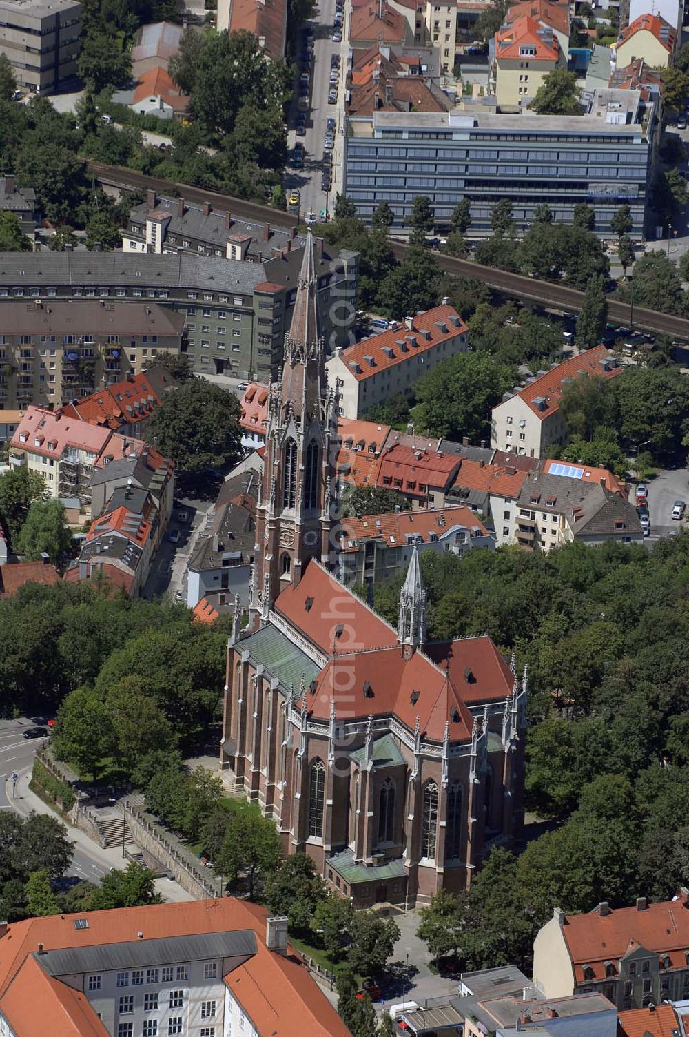 München from above - Die Katholische Pfarrkirche Heilig Kreuz, genannt Heilig-Kreuz-Kirche, ist die letzte vollständig erhaltene neugotische Kirche Münchens. Munich 2007/07/15 The Catholic Heilig-Kreuz church is the last completely preserved neo-gothic church of Munich.