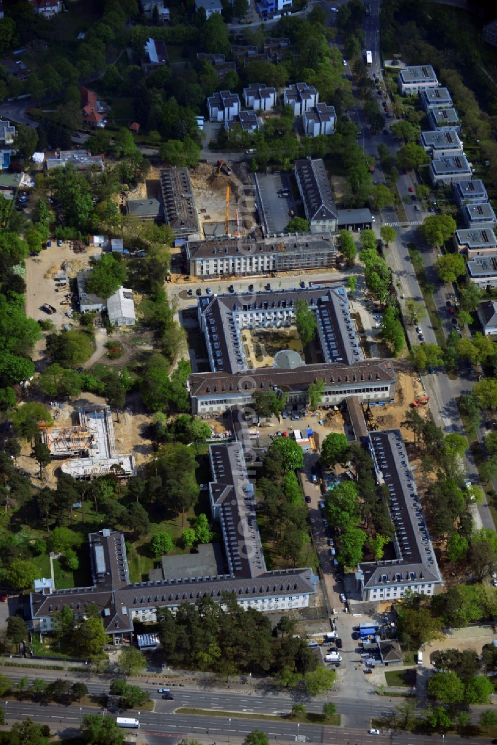 Berlin from above - In the former headquarters of the U.S. forces in the district of Dahlem in Berlin is currently being created, the real estate site The metropolitan gardens. Quality apartments and suites in the former barracks and administrative buildings integrated from the Terraplan estate and fiduciary mbH at the corner Clayallee Saagemunder road 