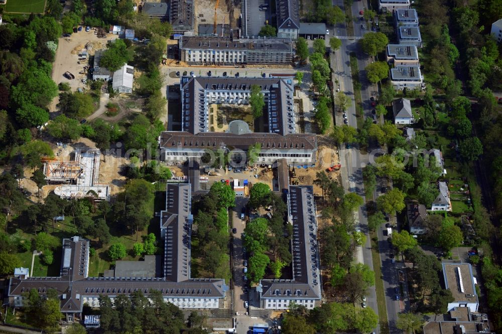 Berlin from the bird's eye view: In the former headquarters of the U.S. forces in the district of Dahlem in Berlin is currently being created, the real estate site The metropolitan gardens. Quality apartments and suites in the former barracks and administrative buildings integrated from the Terraplan estate and fiduciary mbH at the corner Clayallee Saagemunder road 