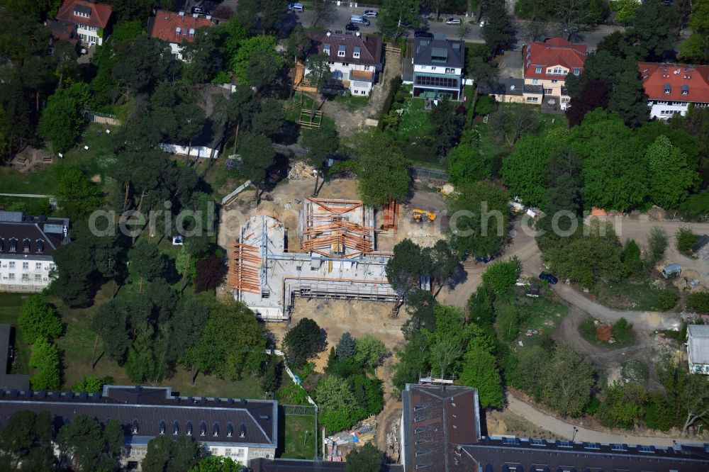 Berlin from above - In the former headquarters of the U.S. forces in the district of Dahlem in Berlin is currently being created, the real estate site The metropolitan gardens. Quality apartments and suites in the former barracks and administrative buildings integrated from the Terraplan estate and fiduciary mbH at the corner Clayallee Saagemunder road 