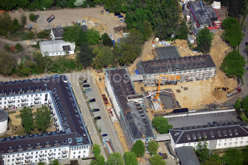 Berlin from the bird's eye view: In the former headquarters of the U.S. forces in the district of Dahlem in Berlin is currently being created, the real estate site The metropolitan gardens. Quality apartments and suites in the former barracks and administrative buildings integrated from the Terraplan estate and fiduciary mbH at the corner Clayallee Saagemunder road 