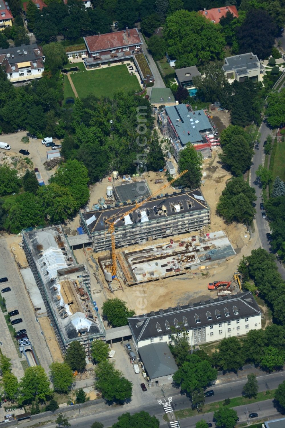 Berlin from above - In the former headquarters of the U.S. forces in the district of Dahlem in Berlin is currently being created, the real estate site The metropolitan gardens. Quality apartments and suites in the former barracks and administrative buildings integrated from the Terraplan estate and fiduciary mbH at the corner Clayallee Saagemunder road 