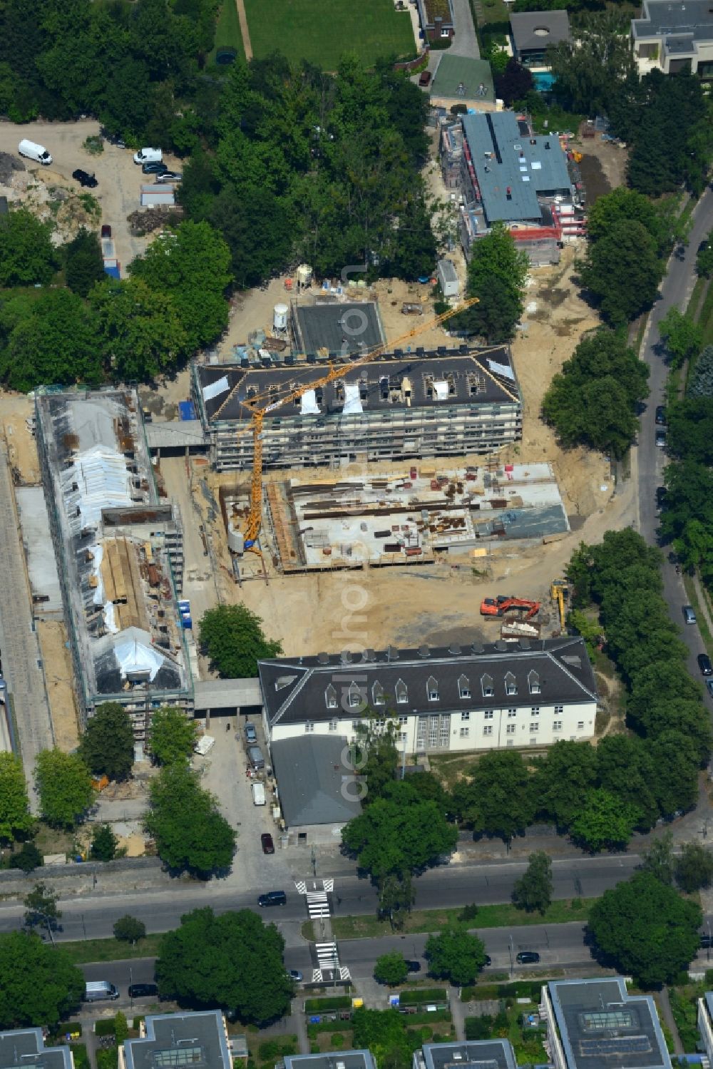 Berlin from the bird's eye view: In the former headquarters of the U.S. forces in the district of Dahlem in Berlin is currently being created, the real estate site The metropolitan gardens. Quality apartments and suites in the former barracks and administrative buildings integrated from the Terraplan estate and fiduciary mbH at the corner Clayallee Saagemunder road 