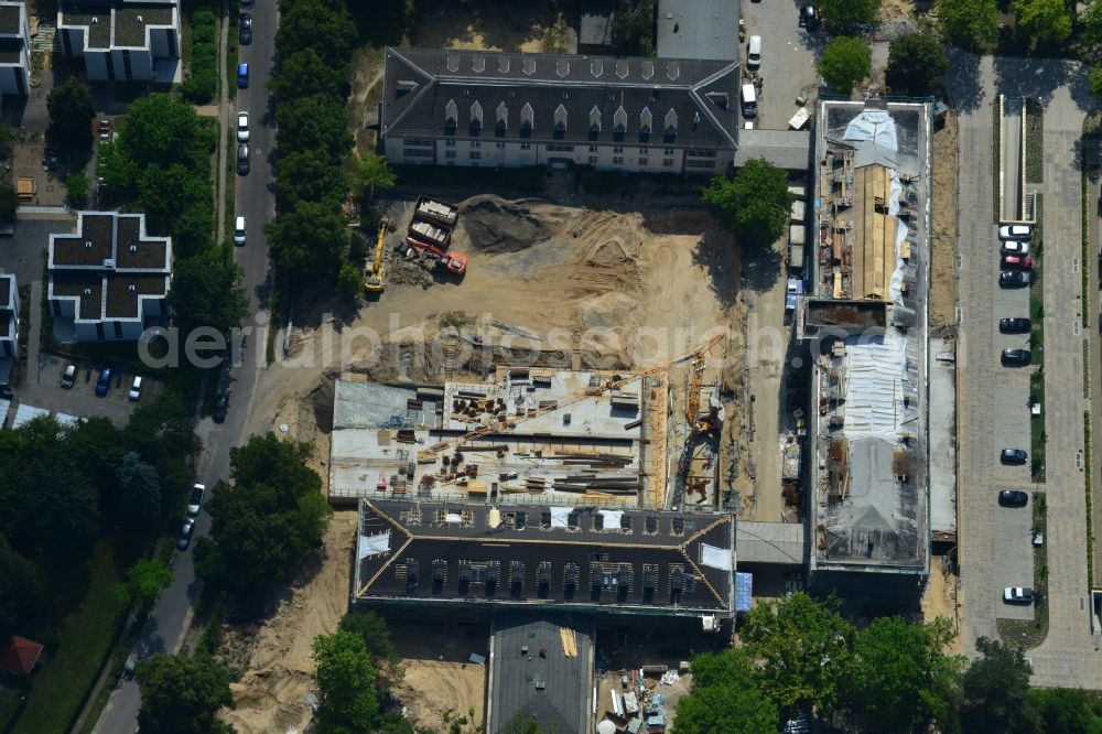 Berlin from above - In the former headquarters of the U.S. forces in the district of Dahlem in Berlin is currently being created, the real estate site The metropolitan gardens. Quality apartments and suites in the former barracks and administrative buildings integrated from the Terraplan estate and fiduciary mbH at the corner Clayallee Saagemunder road 