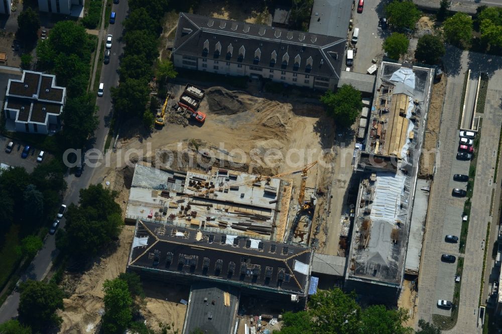 Berlin from the bird's eye view: In the former headquarters of the U.S. forces in the district of Dahlem in Berlin is currently being created, the real estate site The metropolitan gardens. Quality apartments and suites in the former barracks and administrative buildings integrated from the Terraplan estate and fiduciary mbH at the corner Clayallee Saagemunder road 