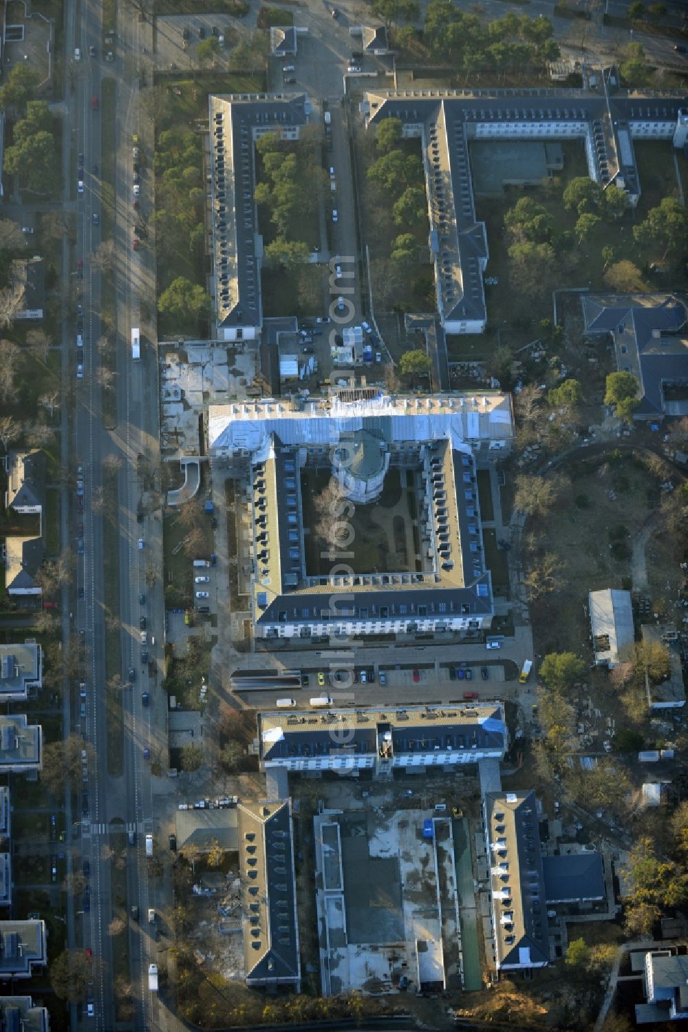 Aerial photograph Berlin - In the former headquarters of the U.S. forces in the district of Dahlem in Berlin is currently being created, the real estate site The metropolitan gardens. Quality apartments and suites in the former barracks and administrative buildings integrated from the Terraplan estate and fiduciary mbH at the corner Clayallee Saagemunder road 