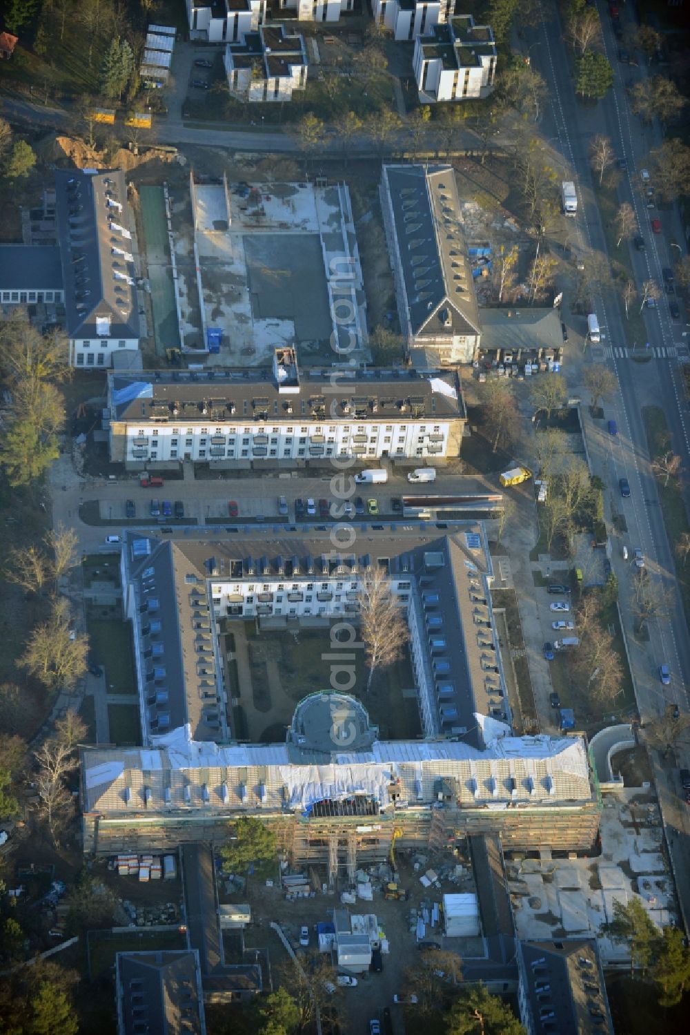 Berlin from the bird's eye view: In the former headquarters of the U.S. forces in the district of Dahlem in Berlin is currently being created, the real estate site The metropolitan gardens. Quality apartments and suites in the former barracks and administrative buildings integrated from the Terraplan estate and fiduciary mbH at the corner Clayallee Saagemunder road 