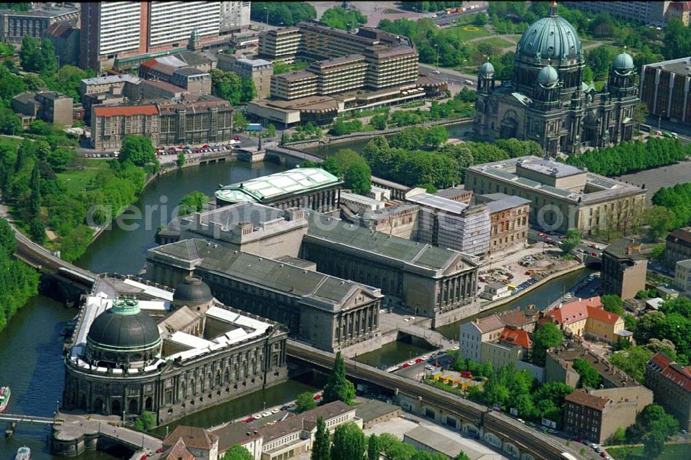 Aerial photograph Berlin - Berlin's Museum Island is shaped by decades of construction and reconstruction works in the city center. It is the nucleus of the Berlin museum landscape and with its Museums today a much visited tourist point of contact and one of the most important museum complexes in the world. Since 1999, the Museum Island to the world's unique cultural and architectural ensemble of the World Heritage Site