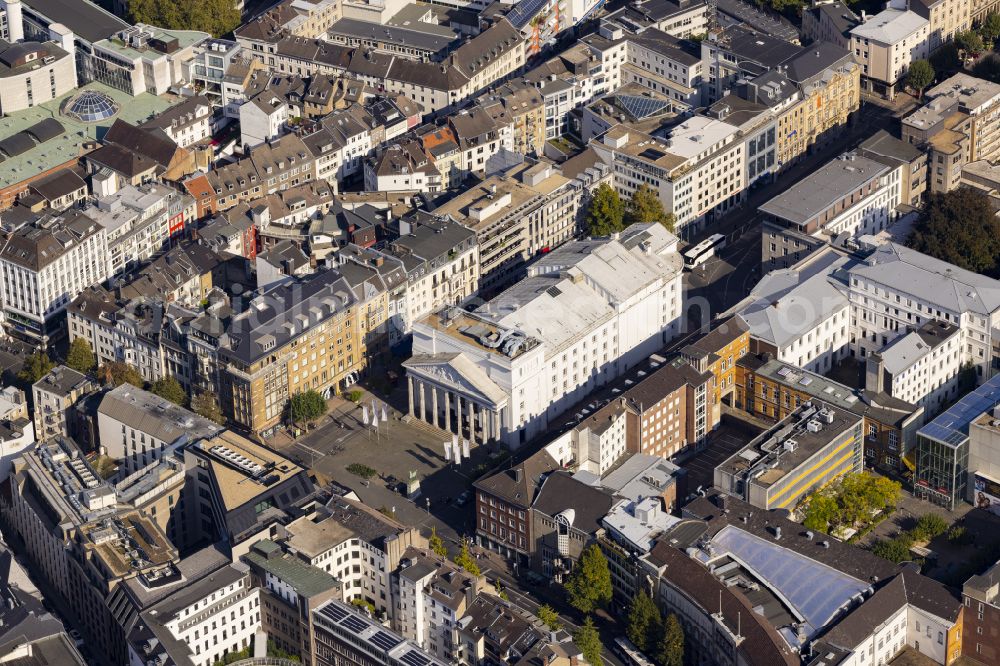 Aerial photograph Mitte - Theater Aachen on the Theaterplatz in the city center of Aachen in the federal state of North Rhine-Westphalia. Aachen is a district-free spa town, bishopric and the westernmost city in Germany. The striking white, elongated building of the theater is located in the historic city center in the Mitte district