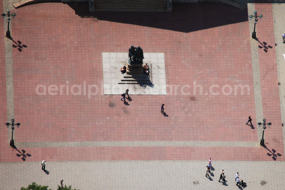 Weimar from the bird's eye view: Blick auf den Theaterplatz mit dem Goethe-Schiller-Denkmal vor dem Deutschen Nationaltheater in Weimar. Am 6. Februar 1919 konstituierte sich hier die verfassungsgebende Versammlung, die der ersten parlamentarischen Demokratie in Deutschland, der Weimarer Republik, den Namen gab. View of the Theatre Square with the Goethe-Schiller monument in front of the German National Theater in Weimar.