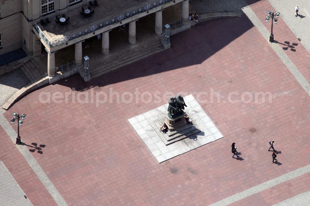 Aerial image Weimar - Blick auf den Theaterplatz mit dem Goethe-Schiller-Denkmal vor dem Deutschen Nationaltheater in Weimar. Am 6. Februar 1919 konstituierte sich hier die verfassungsgebende Versammlung, die der ersten parlamentarischen Demokratie in Deutschland, der Weimarer Republik, den Namen gab. View of the Theatre Square with the Goethe-Schiller monument in front of the German National Theater in Weimar.