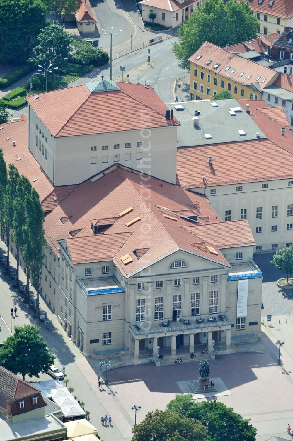 Weimar from the bird's eye view: View of the Theatre Square with the Goethe-Schiller monument in front of the German National Theater in Weimar