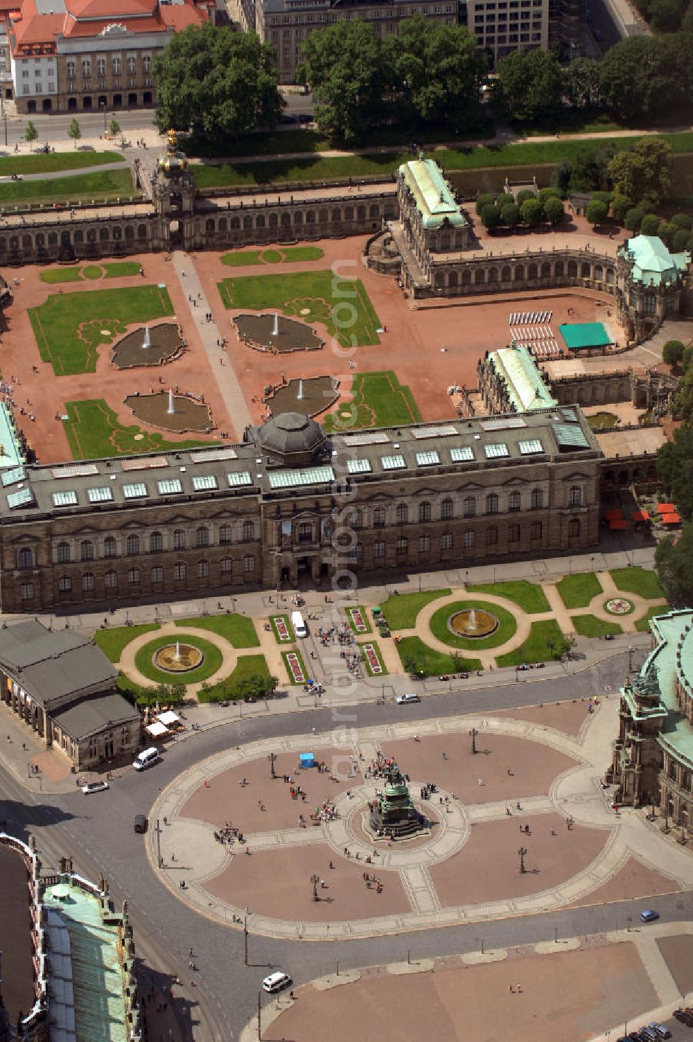 Aerial image Dresden - Blick auf den Theaterplatz mit dem Reiterstandbild König Johanns von 1889 vor der Semperoper und dem Dresdner Zwinger.