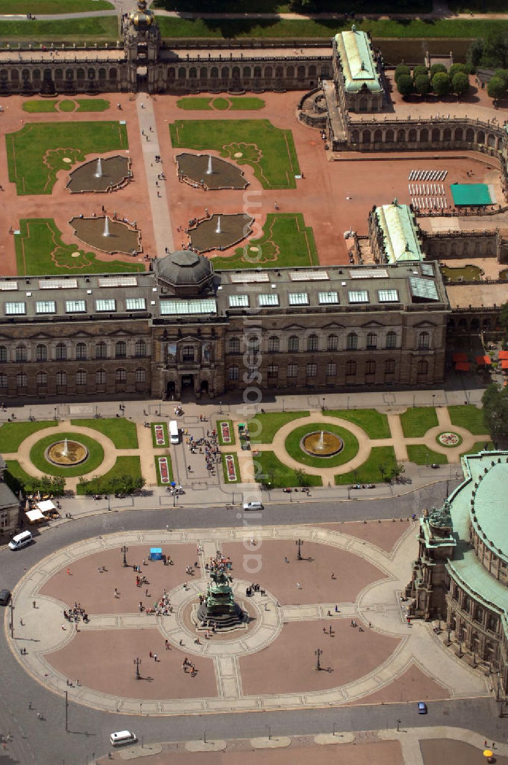 Aerial photograph Dresden - Blick auf den Theaterplatz mit dem Reiterstandbild König Johanns von 1889 vor der Semperoper und dem Dresdner Zwinger.