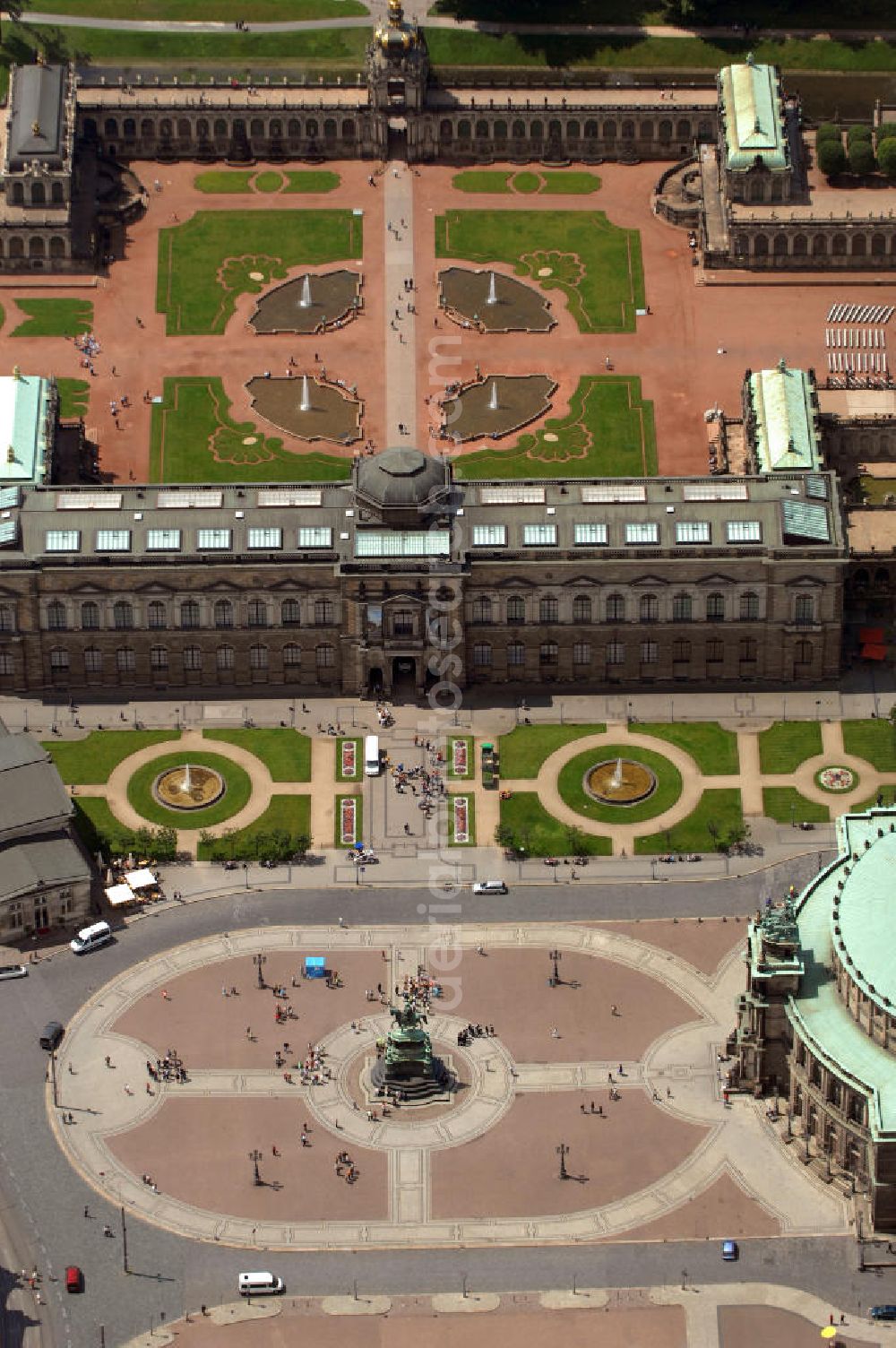 Dresden from above - Blick auf den Theaterplatz mit dem Reiterstandbild König Johanns von 1889 vor der Semperoper und dem Dresdner Zwinger.