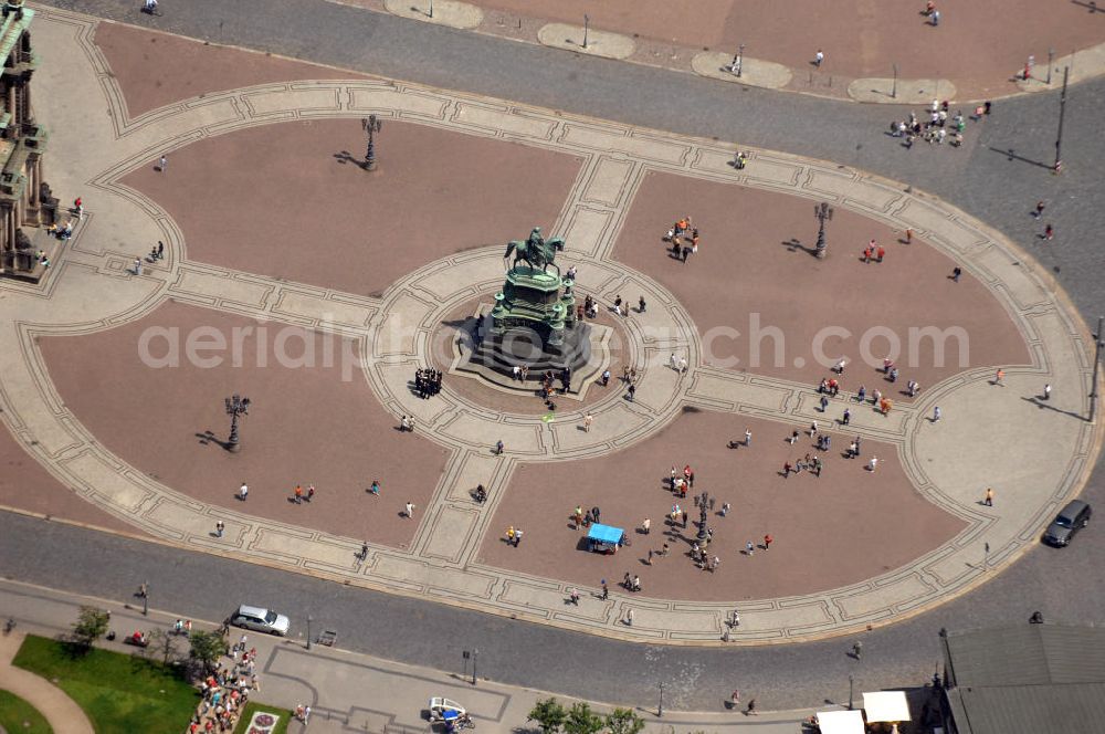 Dresden from the bird's eye view: Blick auf den Theaterplatz mit dem Reiterstandbild König Johanns von 1889 vor der Semperoper und dem Dresdner Zwinger.