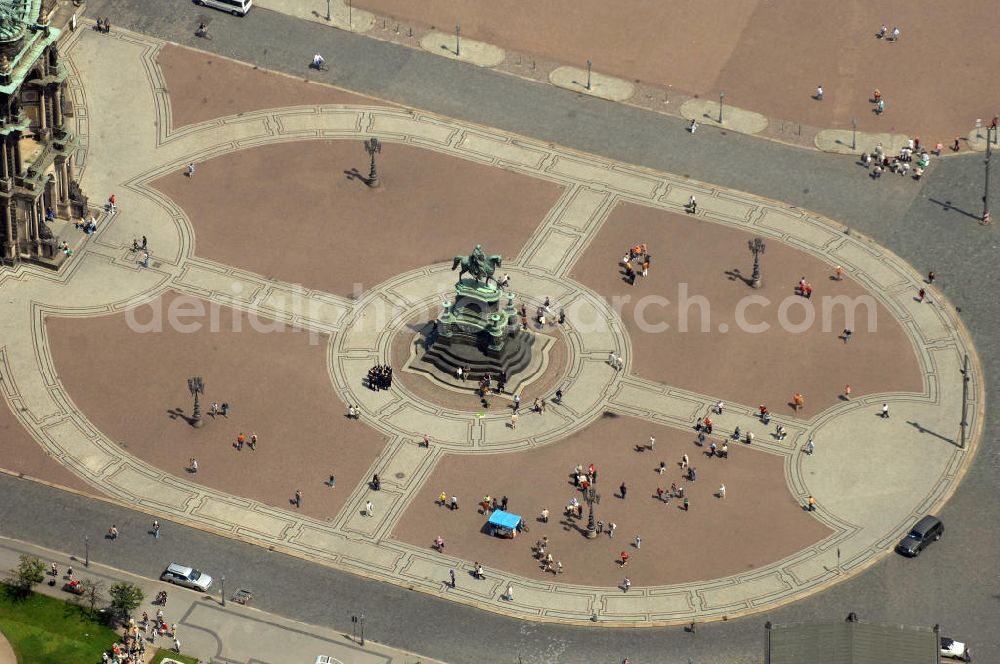 Aerial image Dresden - Blick auf den Theaterplatz mit dem Reiterstandbild König Johanns von 1889 vor der Semperoper und dem Dresdner Zwinger.