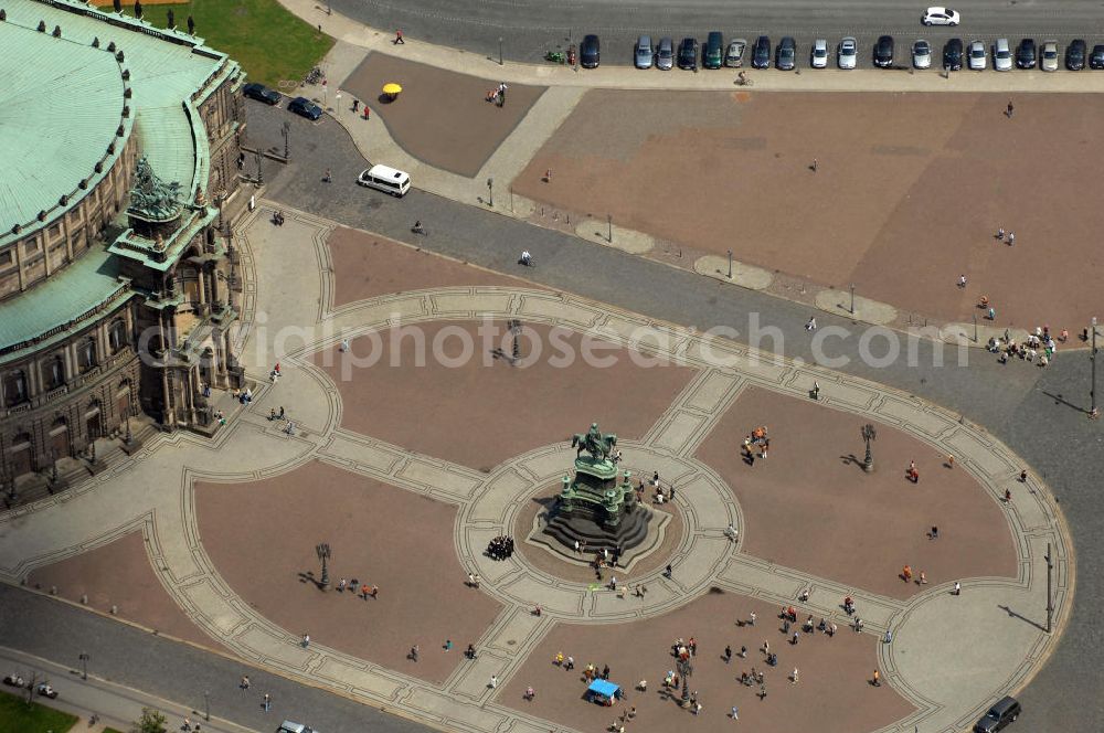 Aerial photograph Dresden - Blick auf den Theaterplatz mit dem Reiterstandbild König Johanns von 1889 vor der Semperoper und dem Dresdner Zwinger.