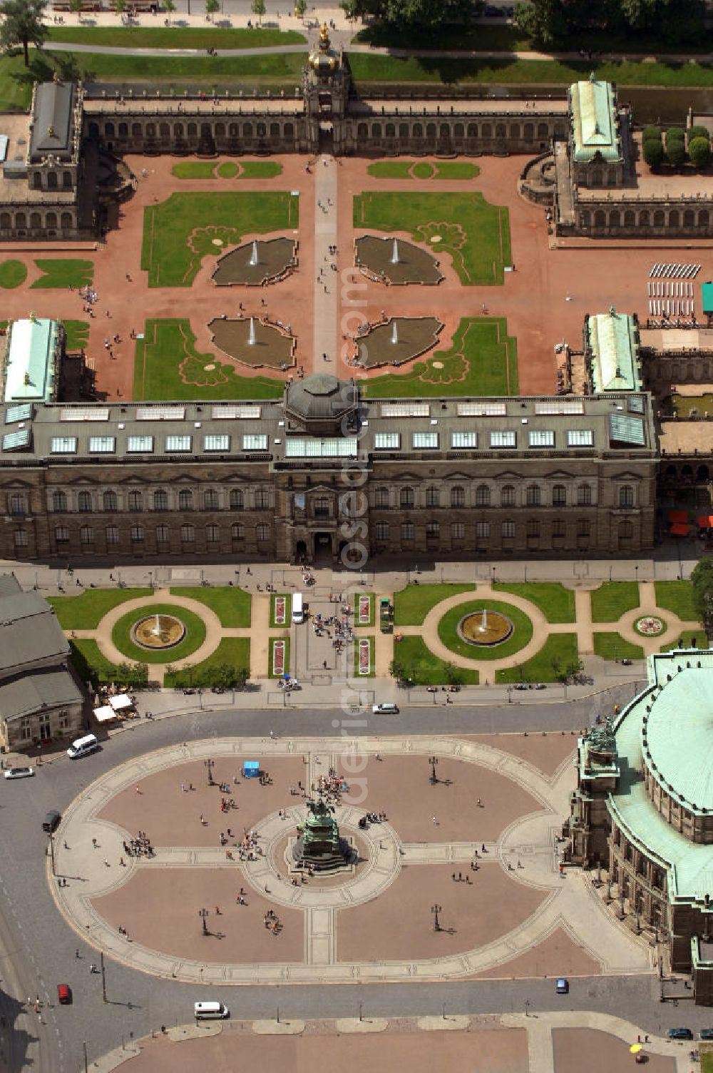 Dresden from the bird's eye view: Blick auf den Theaterplatz mit dem Reiterstandbild König Johanns von 1889 vor der Semperoper und dem Dresdner Zwinger.