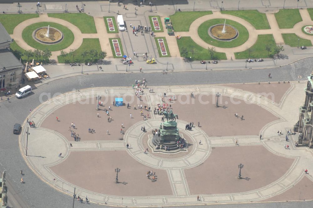 Aerial image Dresden - Blick auf den Theaterplatz mit dem Reiterstandbild König Johanns von 1889 vor der Semperoper und dem Dresdner Zwinger.