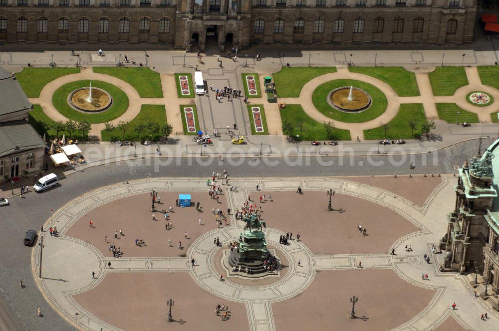 Dresden from above - Blick auf den Theaterplatz mit dem Reiterstandbild König Johanns von 1889 vor der Semperoper und dem Dresdner Zwinger.