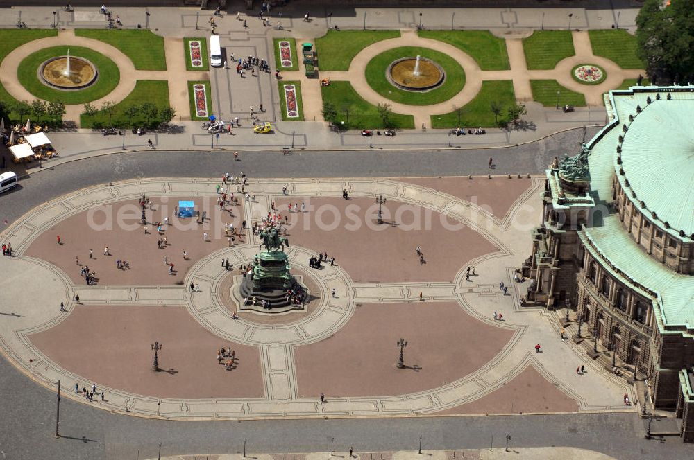 Dresden from the bird's eye view: Blick auf den Theaterplatz mit dem Reiterstandbild König Johanns von 1889 vor der Semperoper und dem Dresdner Zwinger.