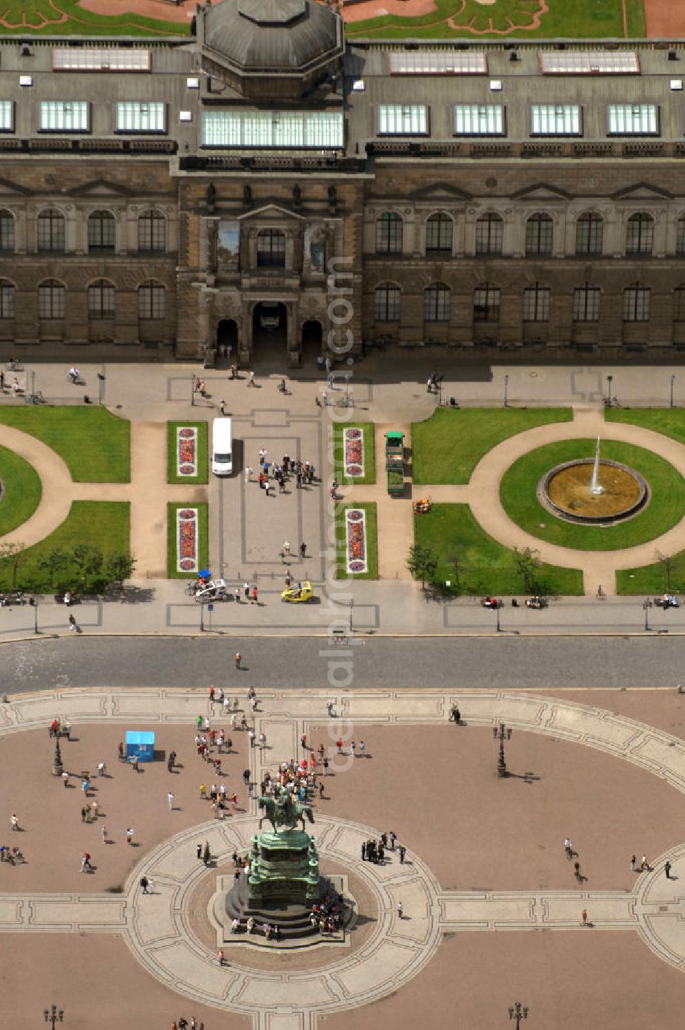 Aerial image Dresden - Blick auf den Theaterplatz mit dem Reiterstandbild König Johanns von 1889 vor der Semperoper und dem Dresdner Zwinger.