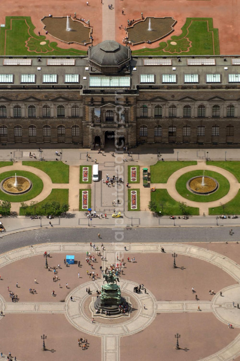 Aerial photograph Dresden - Blick auf den Theaterplatz mit dem Reiterstandbild König Johanns von 1889 vor der Semperoper und dem Dresdner Zwinger.