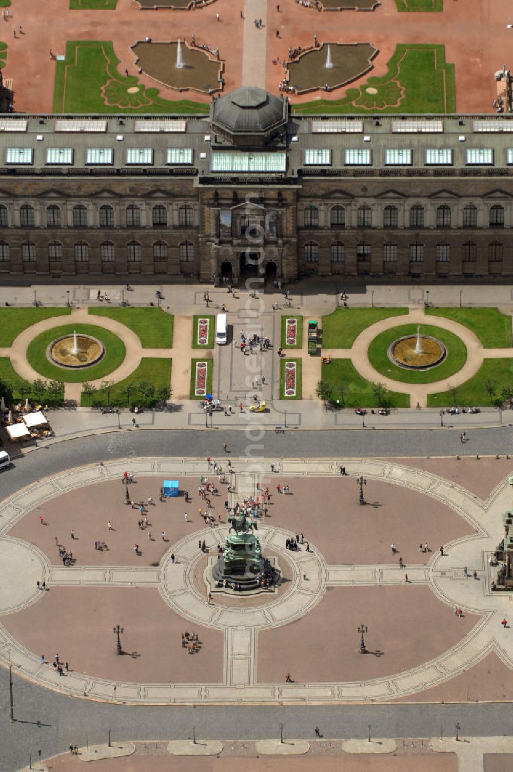 Dresden from above - Blick auf den Theaterplatz mit dem Reiterstandbild König Johanns von 1889 vor der Semperoper und dem Dresdner Zwinger.