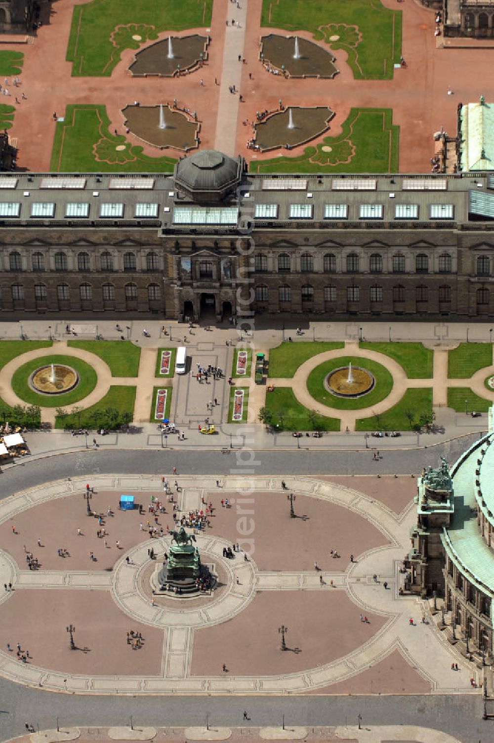 Dresden from the bird's eye view: Blick auf den Theaterplatz mit dem Reiterstandbild König Johanns von 1889 vor der Semperoper und dem Dresdner Zwinger.