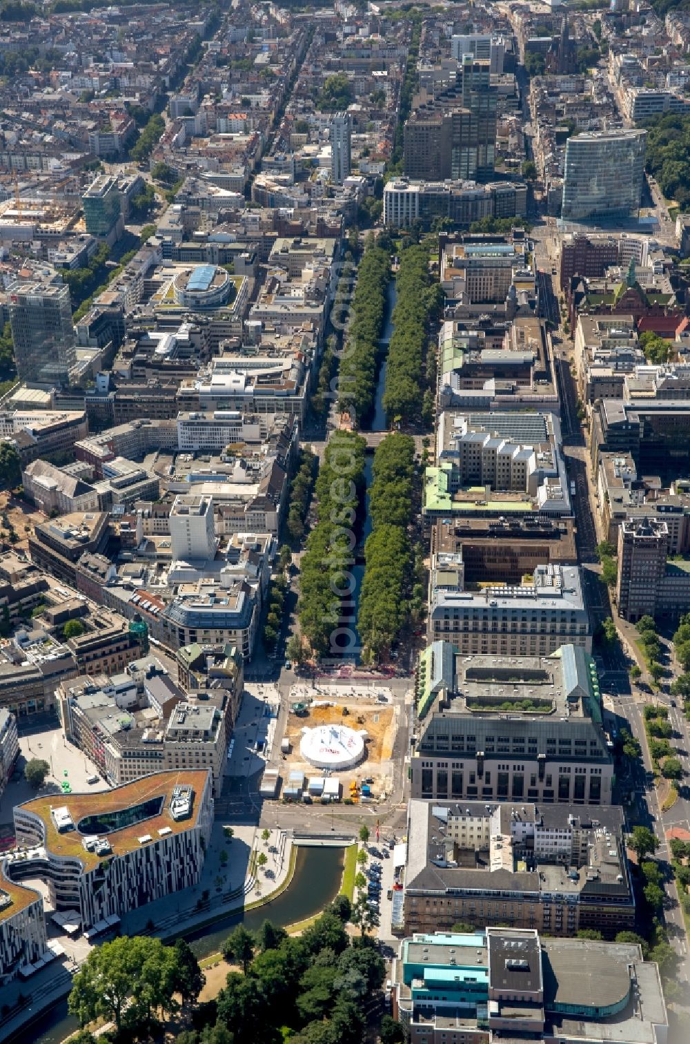 Aerial photograph Düsseldorf - Theater tent of Schauspielhaus and course of the Koenigsallee in Duesseldorf in the state of North Rhine-Westphalia