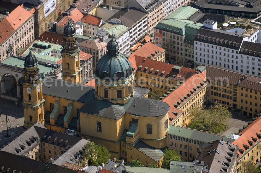 MÜNCHEN from above - Blick auf die Theatinerkirche am Odeonsplatz in München. Die Katholische Stiftskirche St. Kajetan, genannt Theatinerkirche, war Hof- und zugleich Ordenskirche des Theatinerordens. Sie ist die erste im Stil des italienischen Spätbarock erbaute Kirche nördlich der Alpen. 1659 legte Henriette Adelheid von Savoyen, Gemahlin von Kurfürst Ferdinand Maria, das Gelübde ab, als Dank für die Geburt eines Erbprinzen die schönste und wertvollste Kirche errichten zu lassen. Diese sollte Hofkirche und Stiftskirche für die Theatiner werden. Bereits am 19. April 1663 erfolgte die Grundsteinlegung. Agostino Barelli aus Bologna nahm sich als Vorbild die Mutterkirche der Theatiner, St. Andrea della Valle in Rom. Enrico Zuccalli übernahm 1674 die künstlerische Leitung. Schwerpunkt seiner Tätigkeit war die Außengestaltung. Zuccalli bestimmt die Form der 71 m hohen Tambourkuppel und der sehr eigenwilligen Türme. Dennoch blieb die Außenfassade der Theatinerkirche weiterhin unvollendet. Erst rund 100 Jahre nach der Weihe von 1675 entwarf François de Cuvilliés der Ältere 1765 eine Fassade im Stile des Rokokos. Unter dem Hochaltar befindet sich die Fürstengruft. In der Gruft der Kirche wurden auch mehrere Mitglieder der Wittelsbacher Kurfürstenfamilie beerdigt. Während des Zweiten Weltkrieges, besonders in den Kriegsjahren 1944/45 wurden die Kirche und das Kloster bis auf den Westtrakt sehr schwer zerstört. Bereits 1946 begann der Wiederaufbau. Seit 1954 betreuen Dominikaner die Stiftskirche und haben seitdem eine kleine Niederlassung an St. Kajetan. Der Wiederaufbau des Klosters wurde 1973 abgeschlossen. Seit 2001 ist eine umfassende Generalsanierung im Gang, bei welcher die Theatinerkirche auch eine neue Altarraumgestaltung erhalten wird, die sich weitgehend an der Gestaltung vor der Kriegszerstörung orientiert. Kontakt: St. Kajetan Theatinerkirche, Theatinerstr. 22, 80333 München, Tel: 089/2106960, E-Mail: info@theatinerkirche.de,