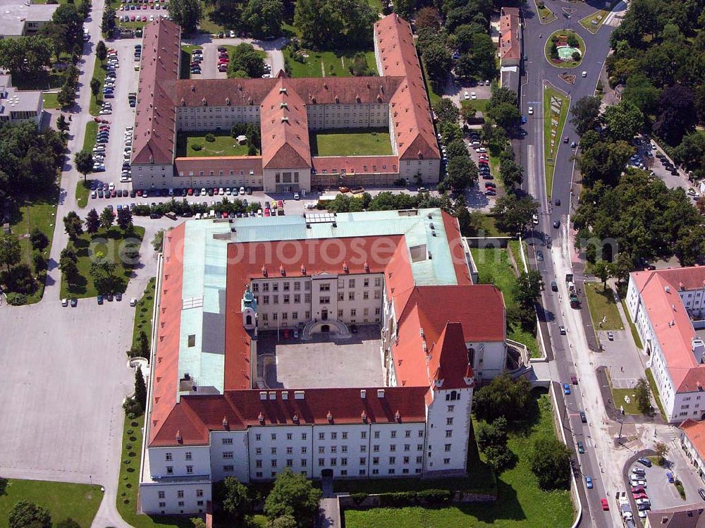 Wiener Neustadt (Österreich) from the bird's eye view: Blick auf Theresianische Militärakademie mit der St. Georgs-Kapelle in Wiener Neustadt Theresianische Militärakademie Burgplatz 1 2700 Wiener Neustadt Österreich Tel.: 02622/381-2100 milak.inst1bmlv.gv.at http://