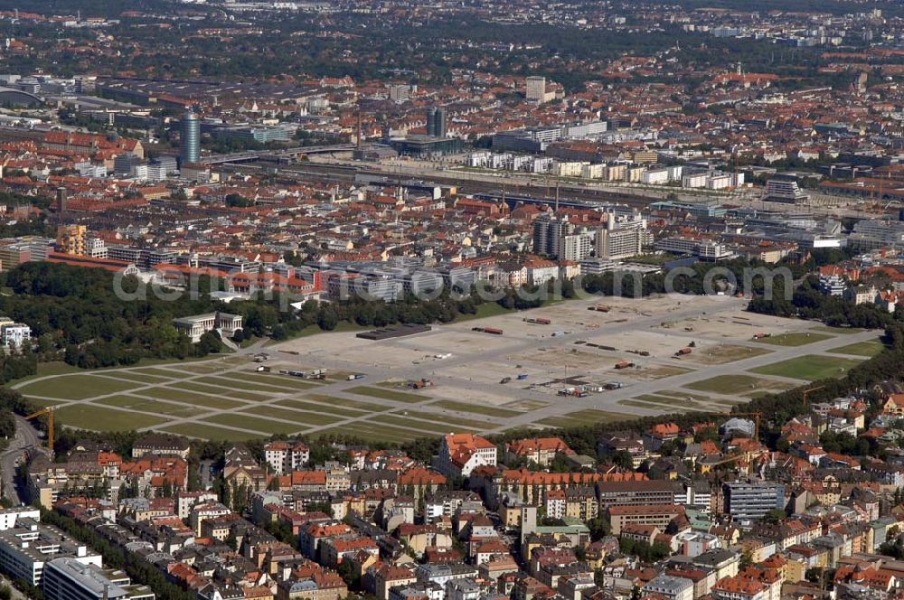 Aerial photograph München - Die Theresienwiese ist ein Platz bzw. eine Sonderfreifläche in der Ludwigsvorstadt-Isarvorstadt. Im Hintergrund sind die S-Bahn Gleisen, die unter der Donnersbergerbrücke führen, sowie der Turm des Mercedes-Hauses zu sehen. Munich 2007/07/14 The large grassland in Ludwigsvorstadt-Isarvorstadt (suburb) is called 'Theresienwiese'. In the background you can see the railway, which goes under the 'Donnersberger'-bridge, and the Mercedes-Tower.