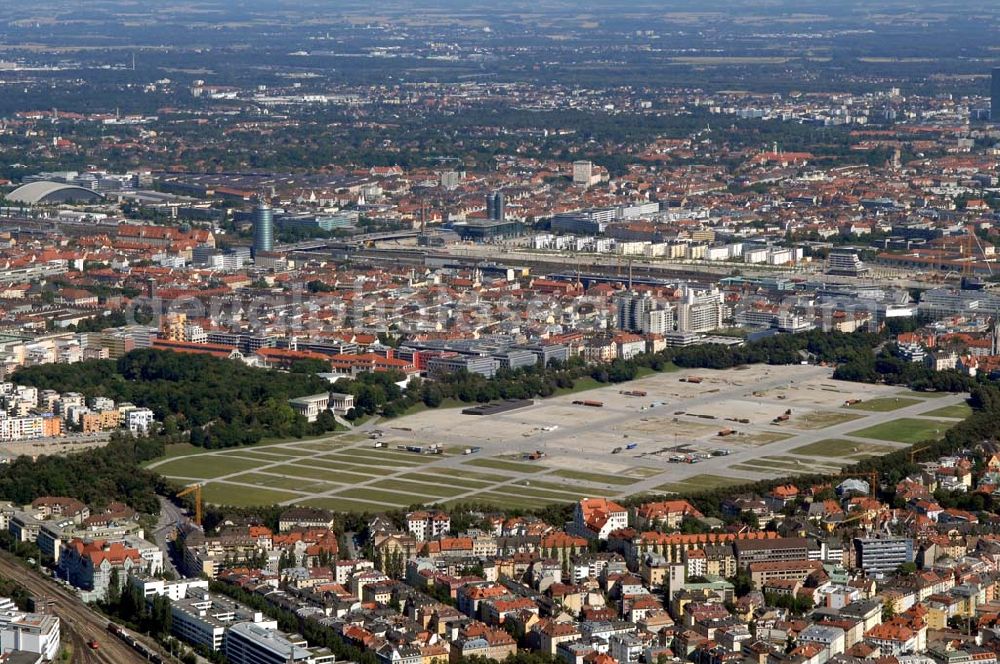 München from above - Die Theresienwiese ist ein Platz bzw. eine Sonderfreifläche in der Ludwigsvorstadt-Isarvorstadt. Im Hintergrund sind die S-Bahn Gleisen, die unter der Donnersbergerbrücke führen, sowie der Turm des Mercedes-Hauses zu sehen. Munich 2007/07/14 The large grassland in Ludwigsvorstadt-Isarvorstadt (suburb) is called 'Theresienwiese'. In the background you can see the railway, which goes under the 'Donnersberger'-bridge, and the Mercedes-Tower.