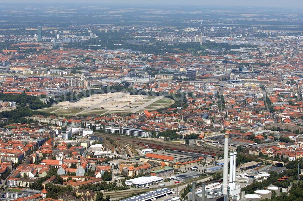 München from the bird's eye view: Die Theresienwiese ist ein Platz bzw. eine Sonderfreifläche in der Ludwigsvorstadt-Isarvorstadt. Im Vordergrund sind die S-Bahn Gleisen, sowie das Heizkraftwerk Süd zu sehen. Munich 2007/07/15 The large grassland in Ludwigsvorstadt-Isarvorstadt (suburb) is called 'Theresienwiese'. In the background you can see the railway and the cogeneration plant .