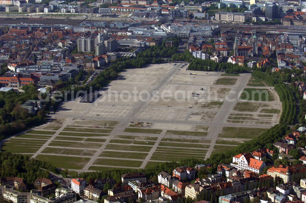 Aerial photograph München - Blick auf die Theresienwiese in München. Veranstaltungsfläche des jährlichen Oktoberfestes. Der Platz (42 Hektar) befindet sich in der Münchner Ludwigsvorstadt-Isarvorstadt. Kontakt: Tourismusamt, Tel. +49(0)89 233 96500, Email: tourismus@muenchen.de