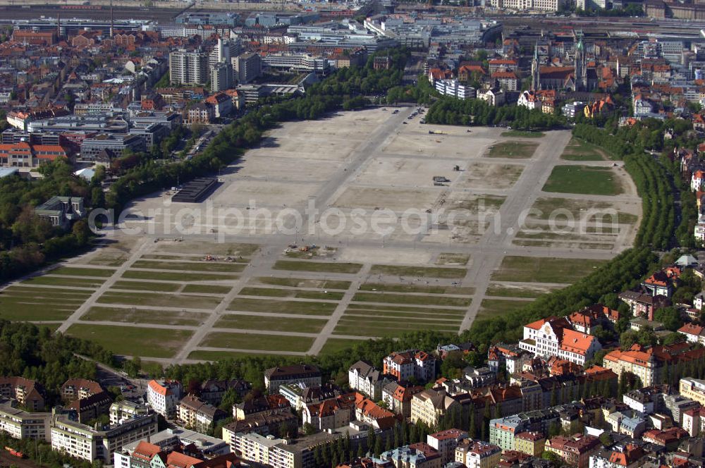 München from above - Blick auf die Theresienwiese in München. Veranstaltungsfläche des jährlichen Oktoberfestes. Der Platz (42 Hektar) befindet sich in der Münchner Ludwigsvorstadt-Isarvorstadt. Kontakt: Tourismusamt, Tel. +49(0)89 233 96500, Email: tourismus@muenchen.de