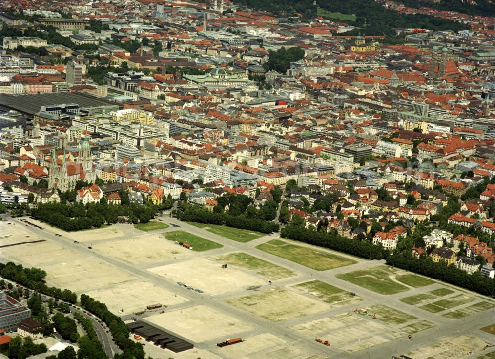 Aerial image MÜNCHEN - Das Oktoberfest in München (mundartlich auch d’Wiesn) ist das größte Volksfest der Welt. Es findet seit 1810 auf der Theresienwiese in München statt und wird Jahr für Jahr von über sechs Millionen Menschen besucht. Für die Wiesn brauen die Münchner Brauereien ein spezielles Bier (Wiesn Märzen) mit mehr Stammwürze und damit auch mit höherem Alkoholgehalt