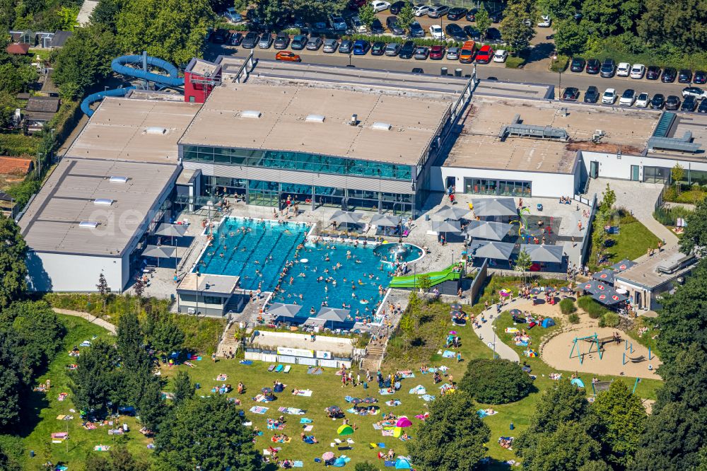 Aerial photograph Dinslaken - Thermal baths and swimming pools at the outdoor pool of the leisure facility DINAmare - das stadtwerkebad of Dinslakener Baeder GmbH at the municipal pool in the Eppinghoven district of Dinslaken in the Ruhr area in the state of North Rhine-Westphalia, Germany