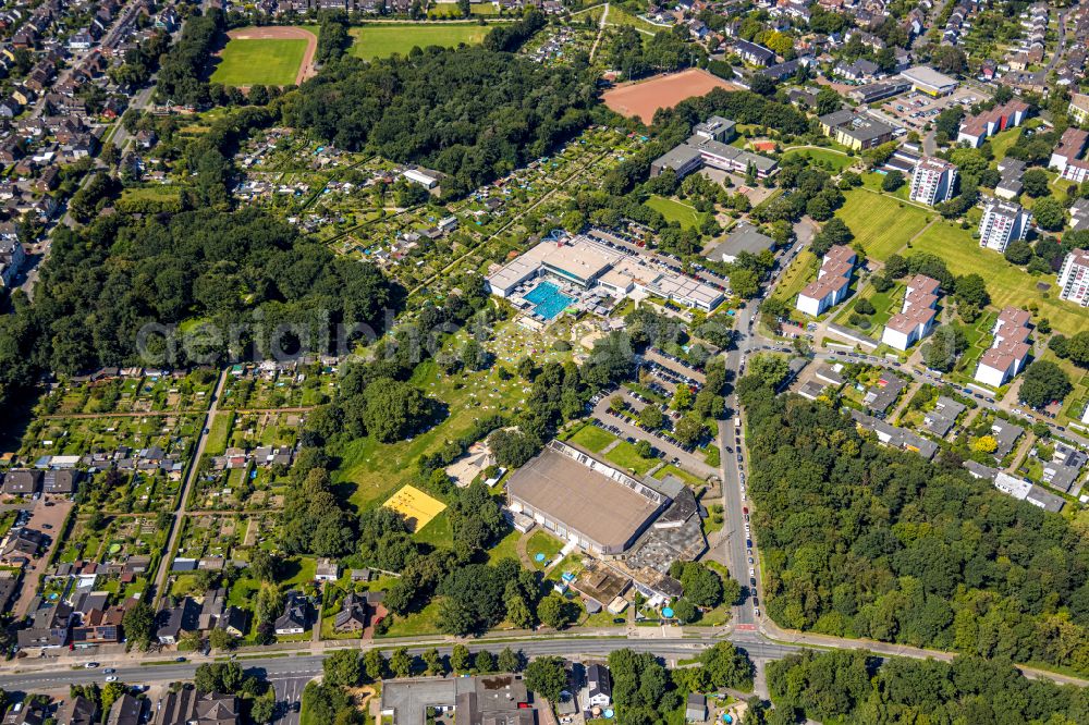 Dinslaken from above - Thermal baths and swimming pools at the outdoor pool of the leisure facility DINAmare - das stadtwerkebad of Dinslakener Baeder GmbH at the municipal pool in the Eppinghoven district of Dinslaken in the Ruhr area in the state of North Rhine-Westphalia, Germany